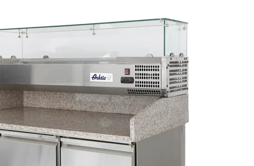 Arktic - Pizzatisch dreitürig mit Aufsatzkühlvitrine - 380+40L, 254L, 1400x700x1491 mm - Arktic - GastroDeals